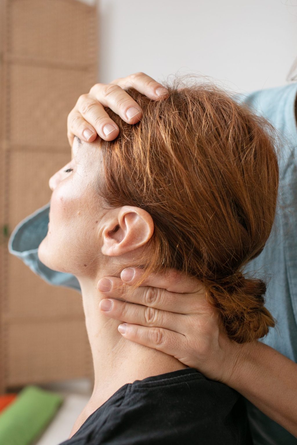 Shiatsu release of the neck and head
