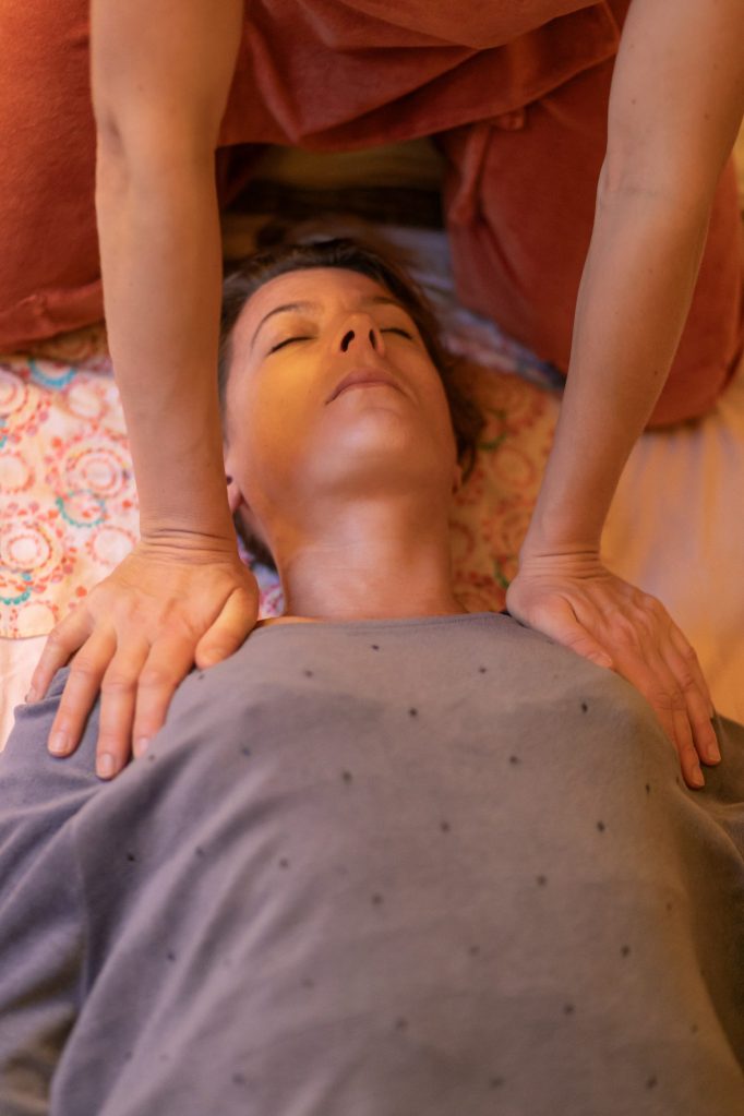 Alice Rigot pratiquant le shiatsu sur les épaules d’une cliente détendue à Lisbonne