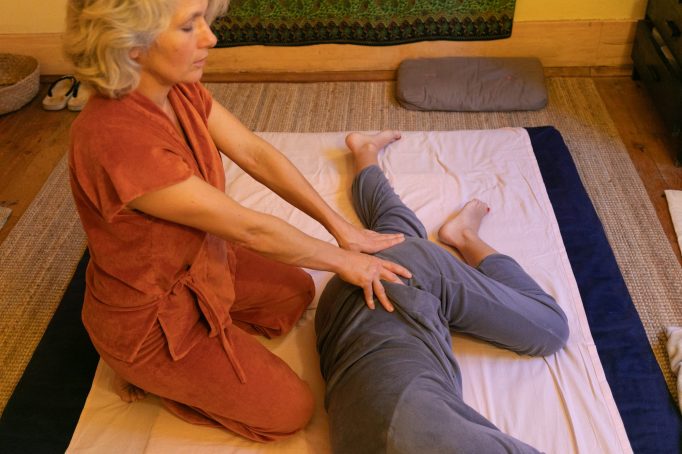 Alice Rigot pendant une séance de zen shiatsu à Lisbonne